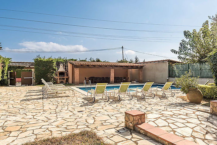Apartament amb piscina i jardí comunitaris