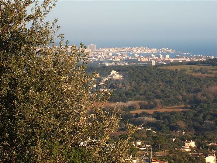 Parcela con bonita vista al mar