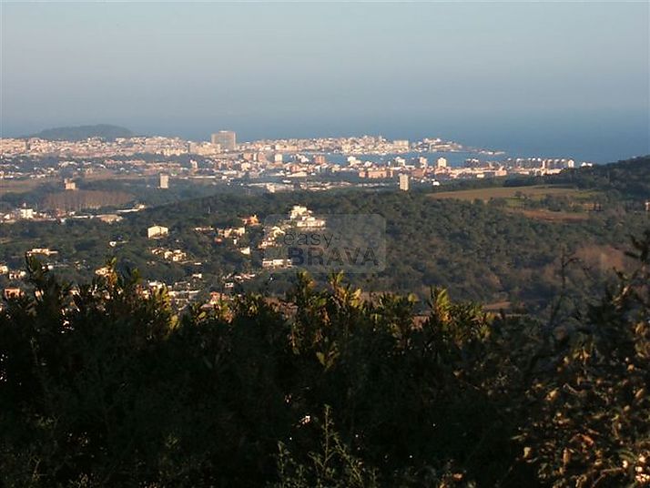 Parcela con bonita vista al mar