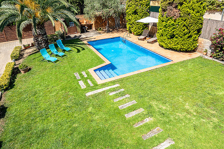 Bonita casa con jardín y piscina y aire acondicionado opcional
