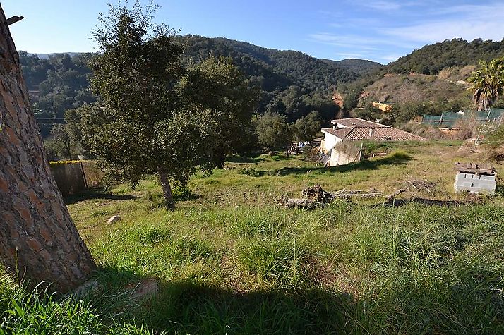 Parcel·la amb vistes a la muntanya i riera amb moltes possiblitats