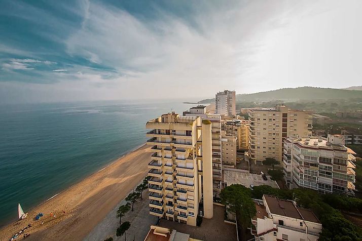 Apartment on the beachfront with panoramic views
