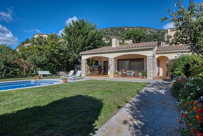 Single-storey house with pool and large basement in Cabanyes