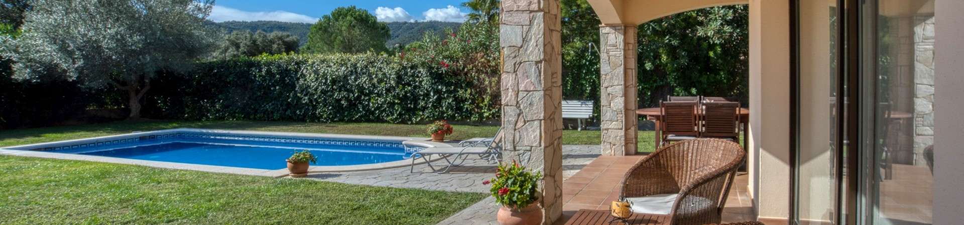 Einstöckiges Haus mit Pool und großem Keller in Cabanyes