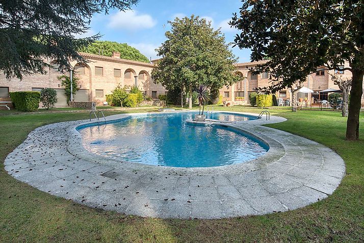 Bonica casa adossada en conjunt residencial amb piscines i jardins