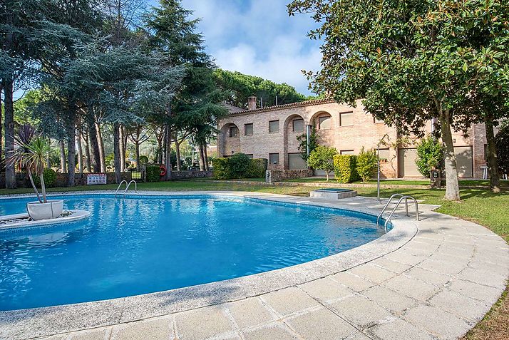 Bonita casa adosada en conjunto residencial con piscinas y jardines