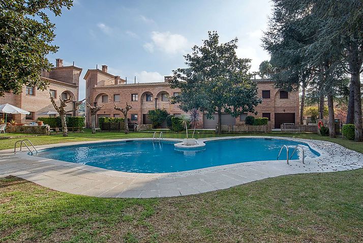 Bonica casa adossada en conjunt residencial amb piscines i jardins