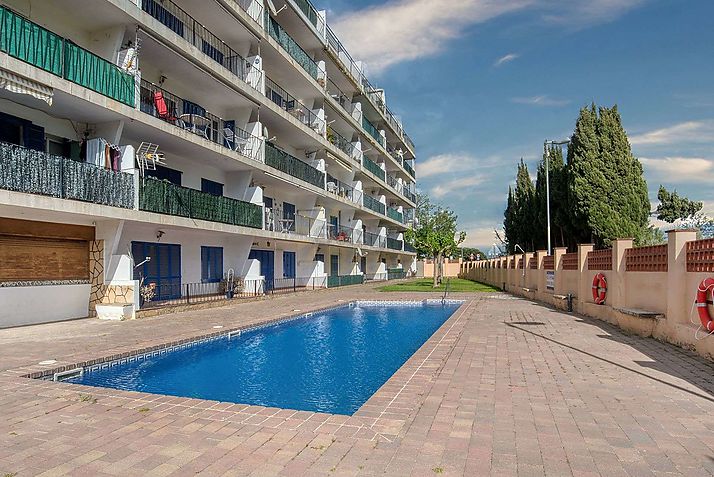 Apartment with communal pool