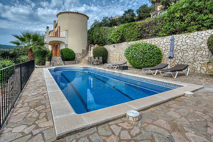 Preciosa villa con piscina y vistas al mar en Calonge
