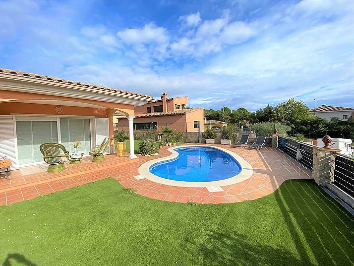 Fantàstica i lluminosa casa d´una sola planta amb jardí i piscina