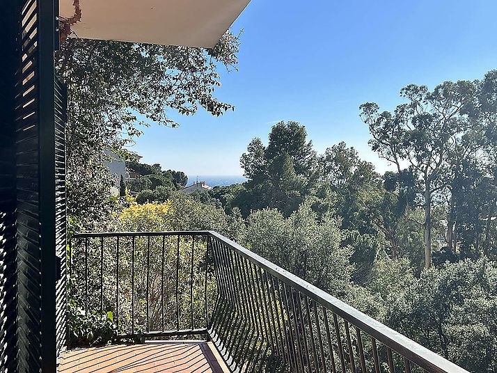 Casa adossada a 300m de la platja amb fantàstiques vistes a les muntanyes