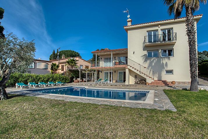 Magnificent house with pool and garden in Calonge