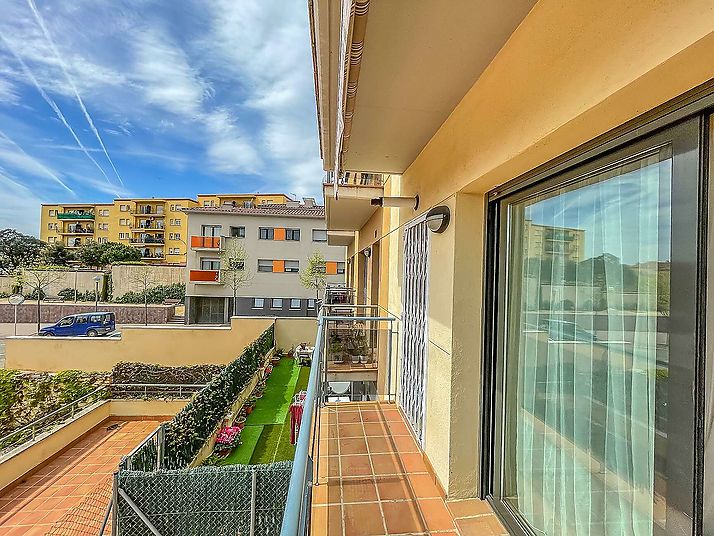 Two bedroom apartment with parking and storage in Palafrugell.