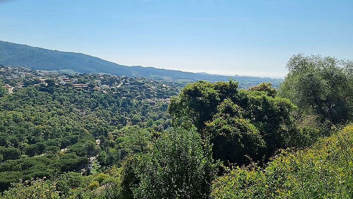 Plot with side sea views