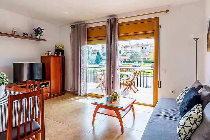 Cosy ground floor apartment all renovated and located a few meters from all the services and from the Torre Valentina's beach