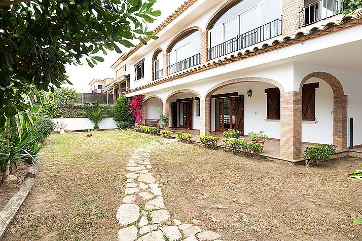 Charming villa located in Mas Barceló, at short distance from the center of Calonge.