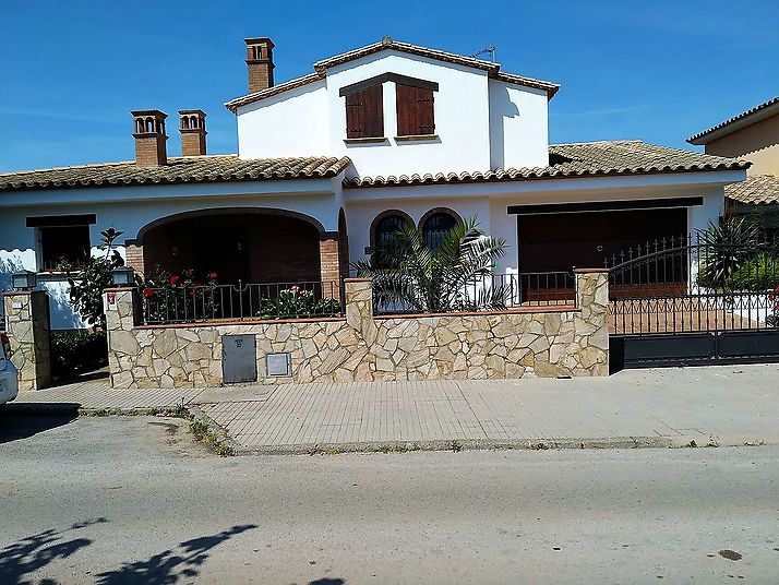 Charming villa located in Mas Barceló, at short distance from the center of Calonge.