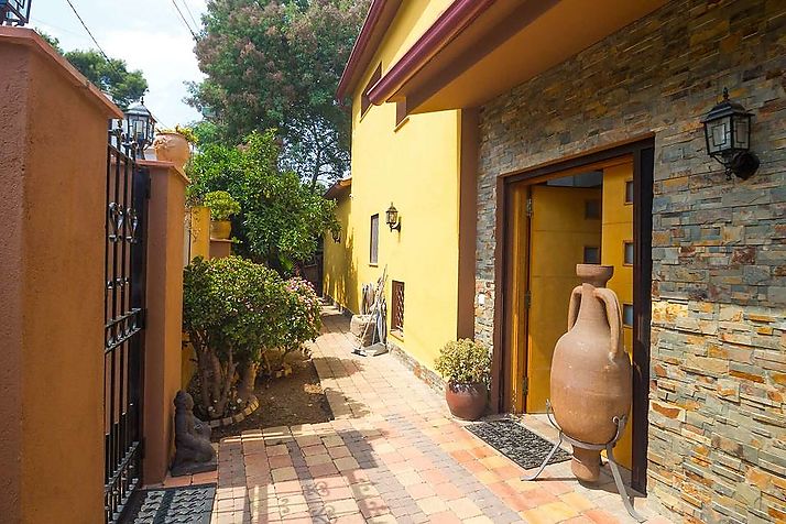Beautiful house with sea and mountain views in Vall LLobrega