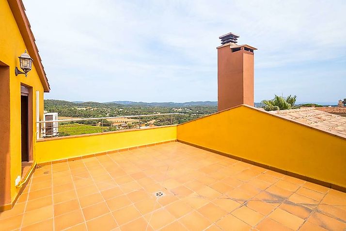Beautiful house with sea and mountain views in Vall LLobrega