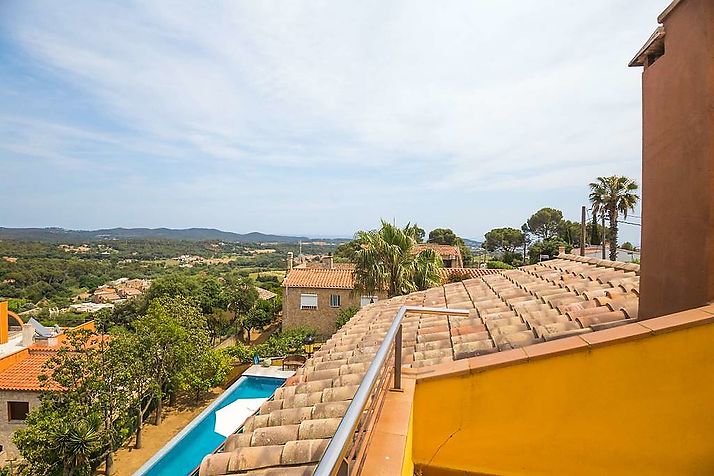 Beautiful house with sea and mountain views in Vall LLobrega