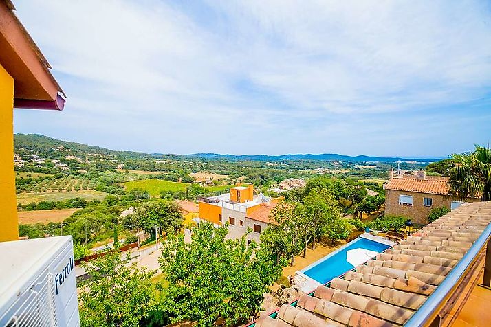 Beautiful house with sea and mountain views in Vall LLobrega