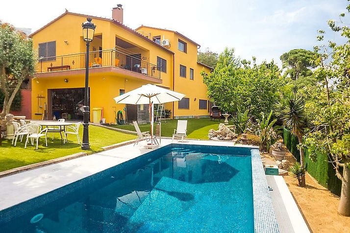 Beautiful house with sea and mountain views in Vall LLobrega