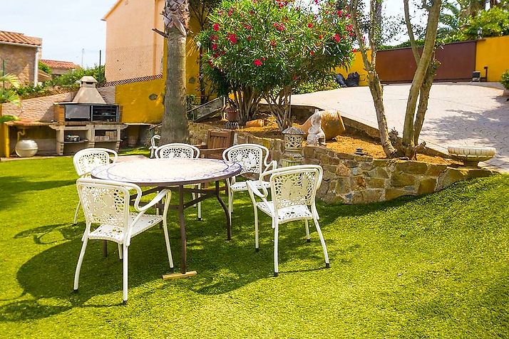 Beautiful house with sea and mountain views in Vall LLobrega