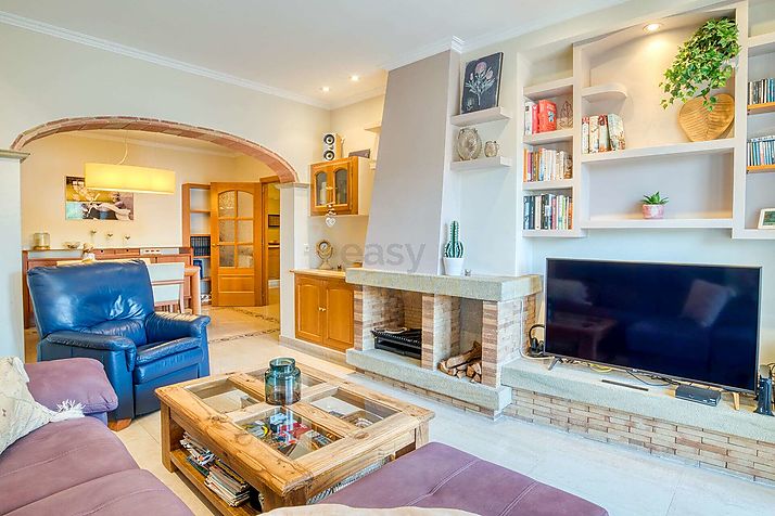 Apartment on Avinguda Cataluña, in the heart of the shopping center and 150m from the beach