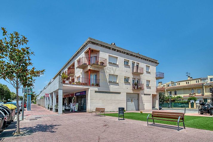 Apartment on Avinguda Cataluña, in the heart of the shopping center and 150m from the beach