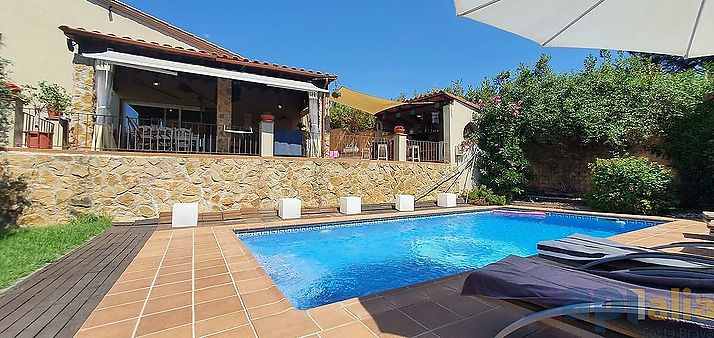Bonita casa en urbanización en Mas Pere