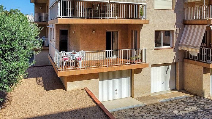 Practical flat 150m from the beach