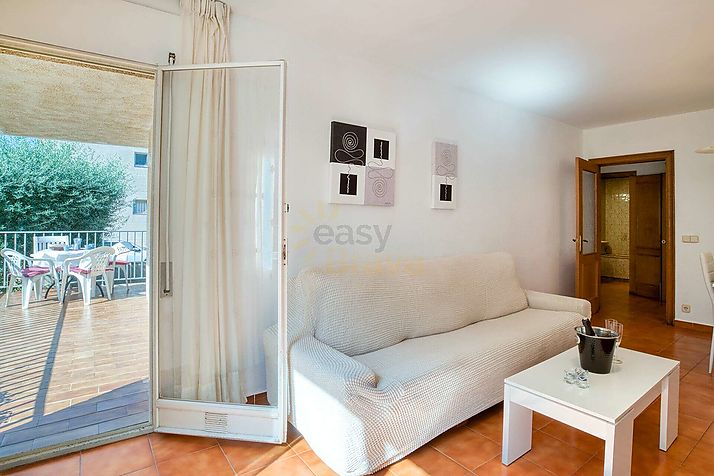 Practical flat 150m from the beach