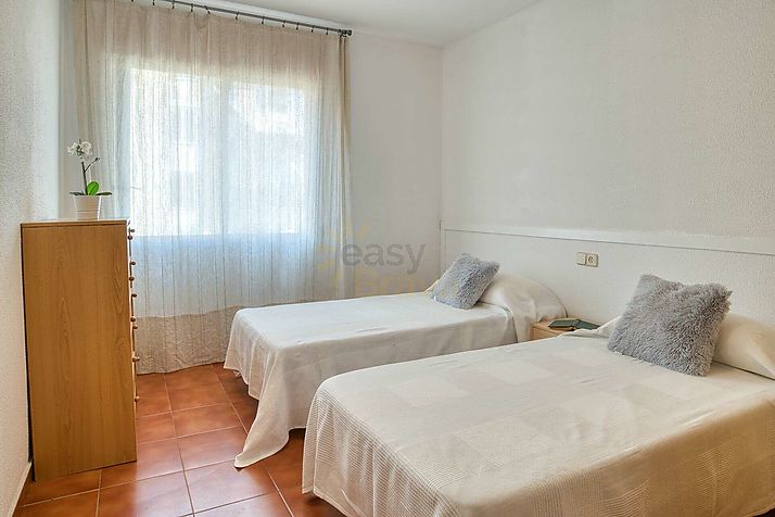 Practical flat 150m from the beach