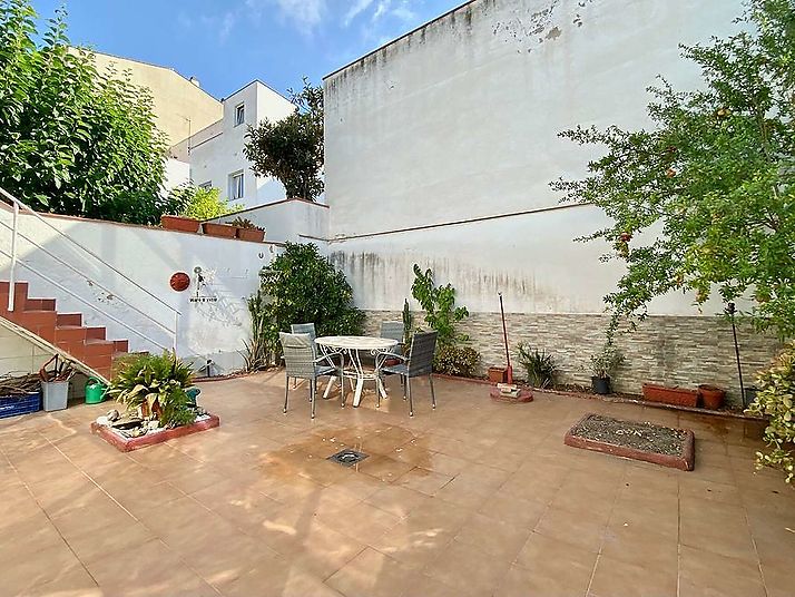 CASA CON GRAN TERRAZA Y AMPLIO GARAJE