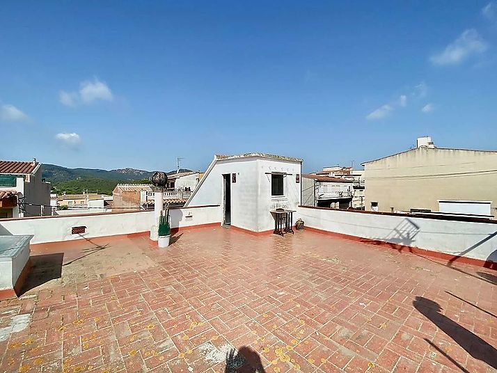 CASA CON GRAN TERRAZA Y AMPLIO GARAJE