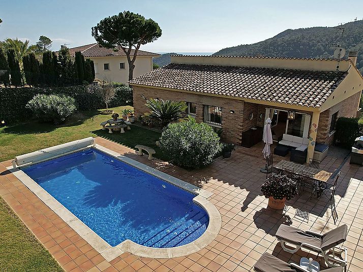 Chalet muy bien cuidado con fantásticas vistas a la montaña y parte del mar, mucha privacidad, piscina climatizada