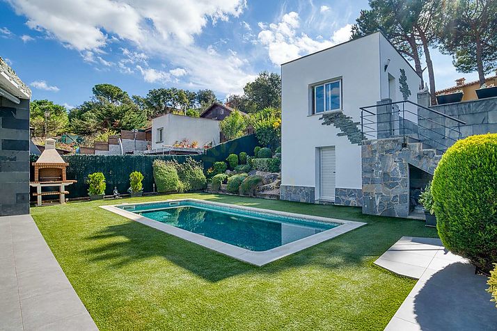 Villa de estilo contemporáneo, con piscina y en perfecto estado