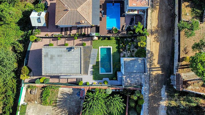 Xalet d'estil contemporani, amb piscina i en perfecte estat