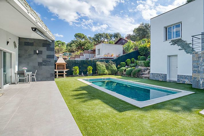 Xalet d'estil contemporani, amb piscina i en perfecte estat