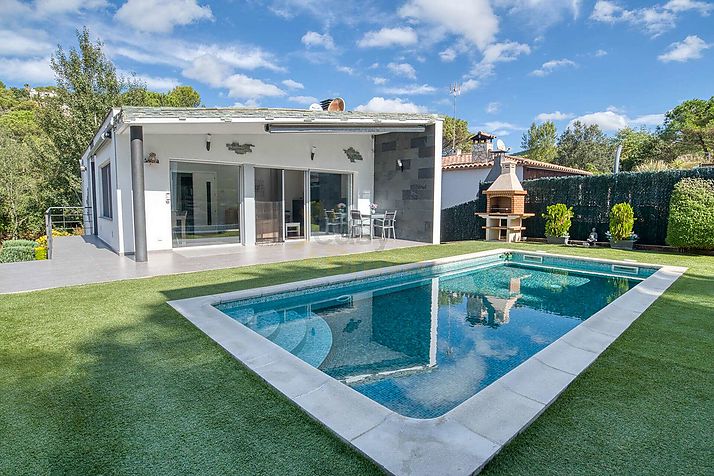 Xalet d'estil contemporani, amb piscina i en perfecte estat