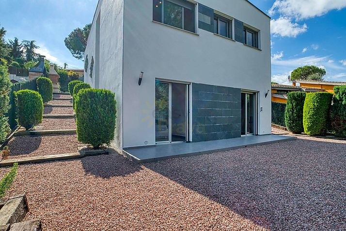 Xalet d'estil contemporani, amb piscina i en perfecte estat