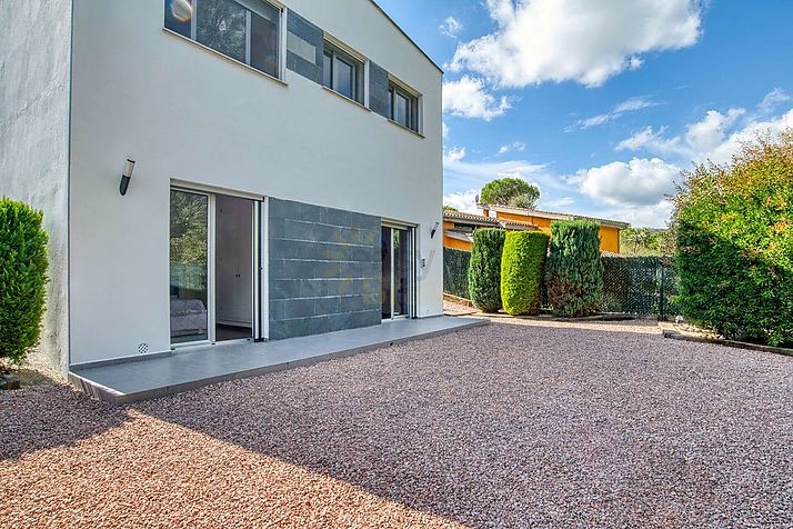 Xalet d'estil contemporani, amb piscina i en perfecte estat