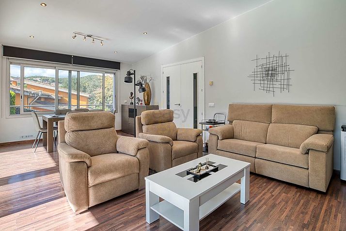 Xalet d'estil contemporani, amb piscina i en perfecte estat