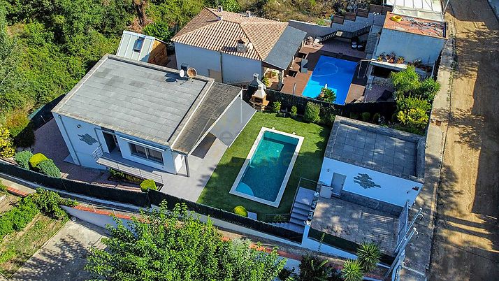 Xalet d'estil contemporani, amb piscina i en perfecte estat