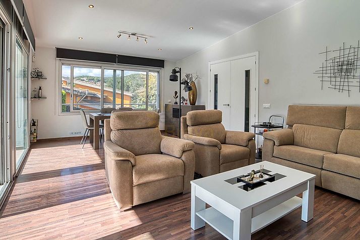 Xalet d'estil contemporani, amb piscina i en perfecte estat