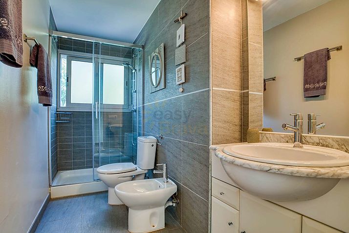 Xalet d'estil contemporani, amb piscina i en perfecte estat