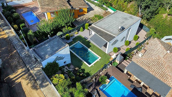 Xalet d'estil contemporani, amb piscina i en perfecte estat