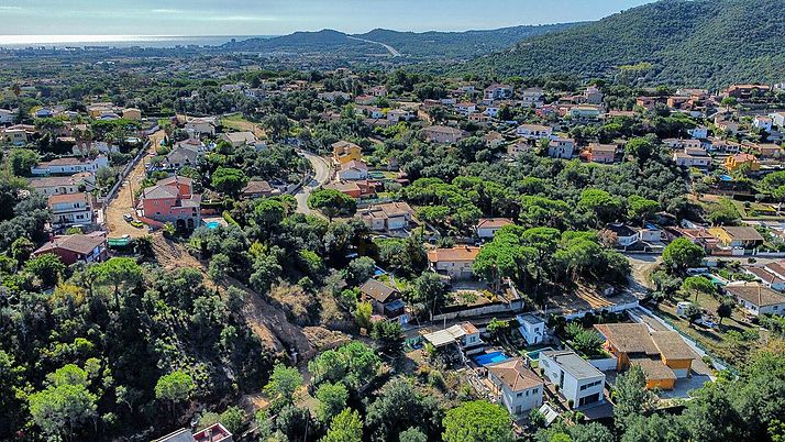 Xalet d'estil contemporani, amb piscina i en perfecte estat