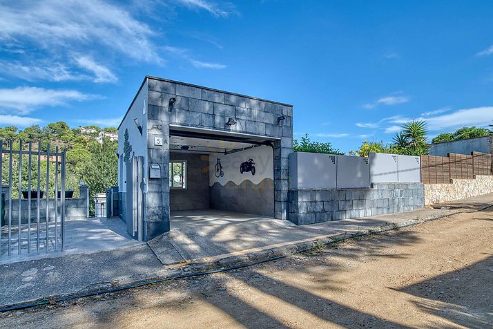 Xalet d'estil contemporani, amb piscina i en perfecte estat