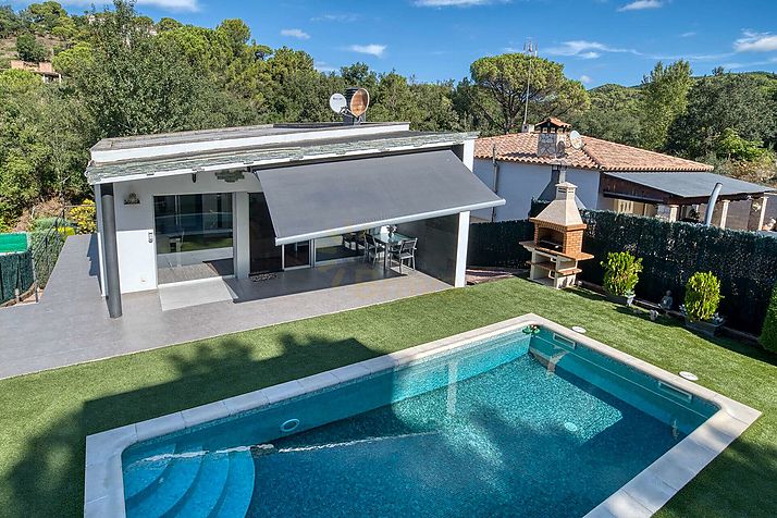 Xalet d'estil contemporani, amb piscina i en perfecte estat